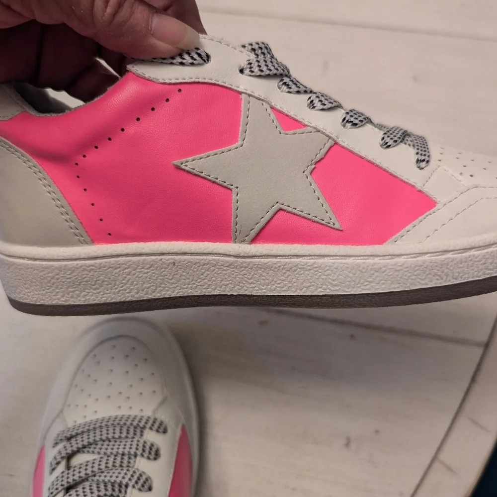 Shu shos Kids Pink and white Tennis shoes sz 3.5